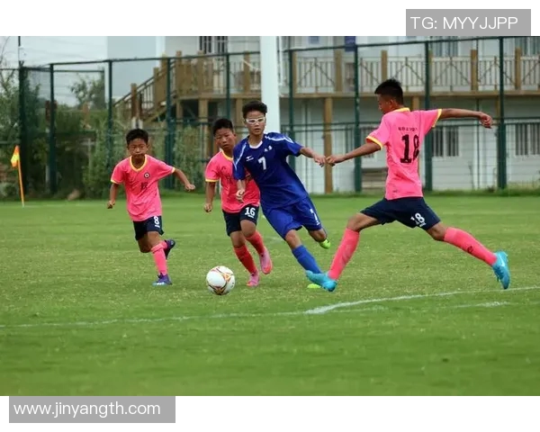 足球明星激情四射的精彩表演赛场展现无与伦比的技艺与魅力